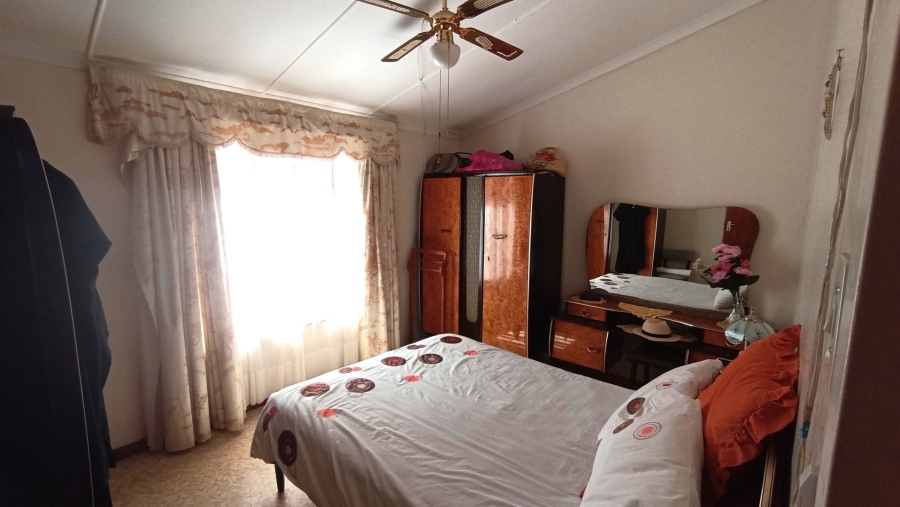 2 Bedroom Property for Sale in Louwville Western Cape